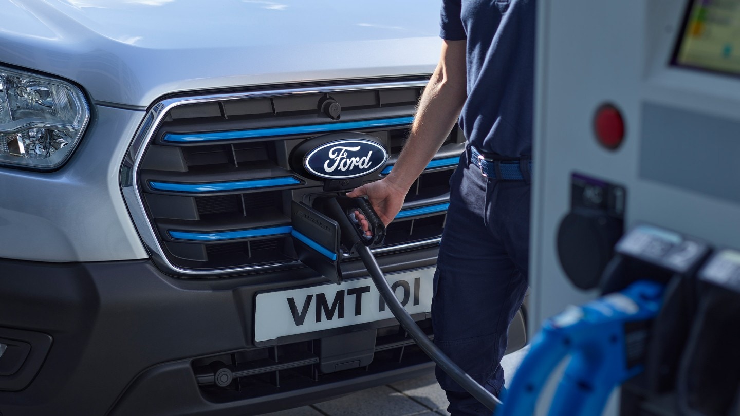 Vista dettagliata dell’attacco per la ricarica con relativo cavo sul Ford E-Transit
