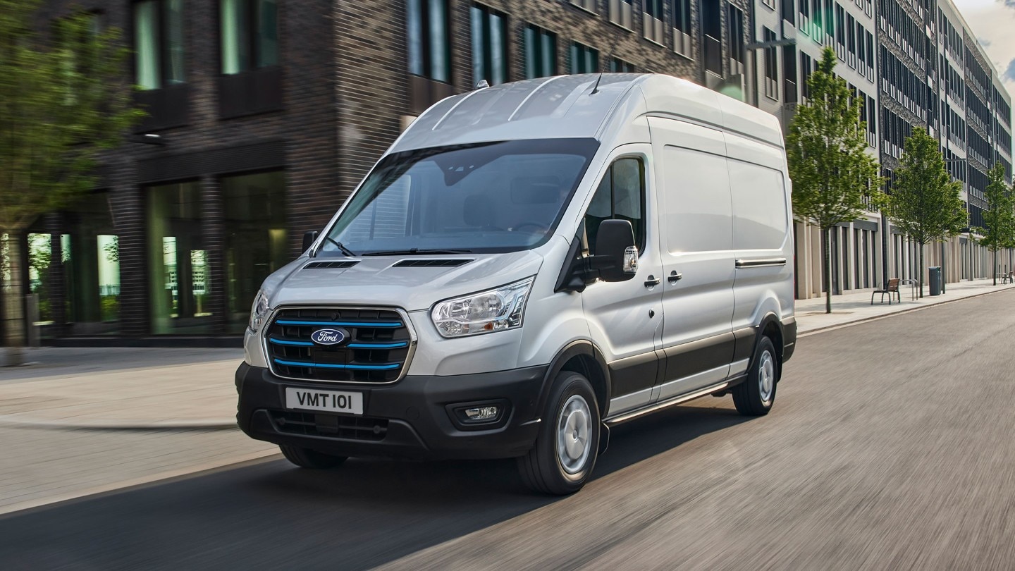 Vista laterale a tre quarti del Ford E-Transit furgone cabinato color argento