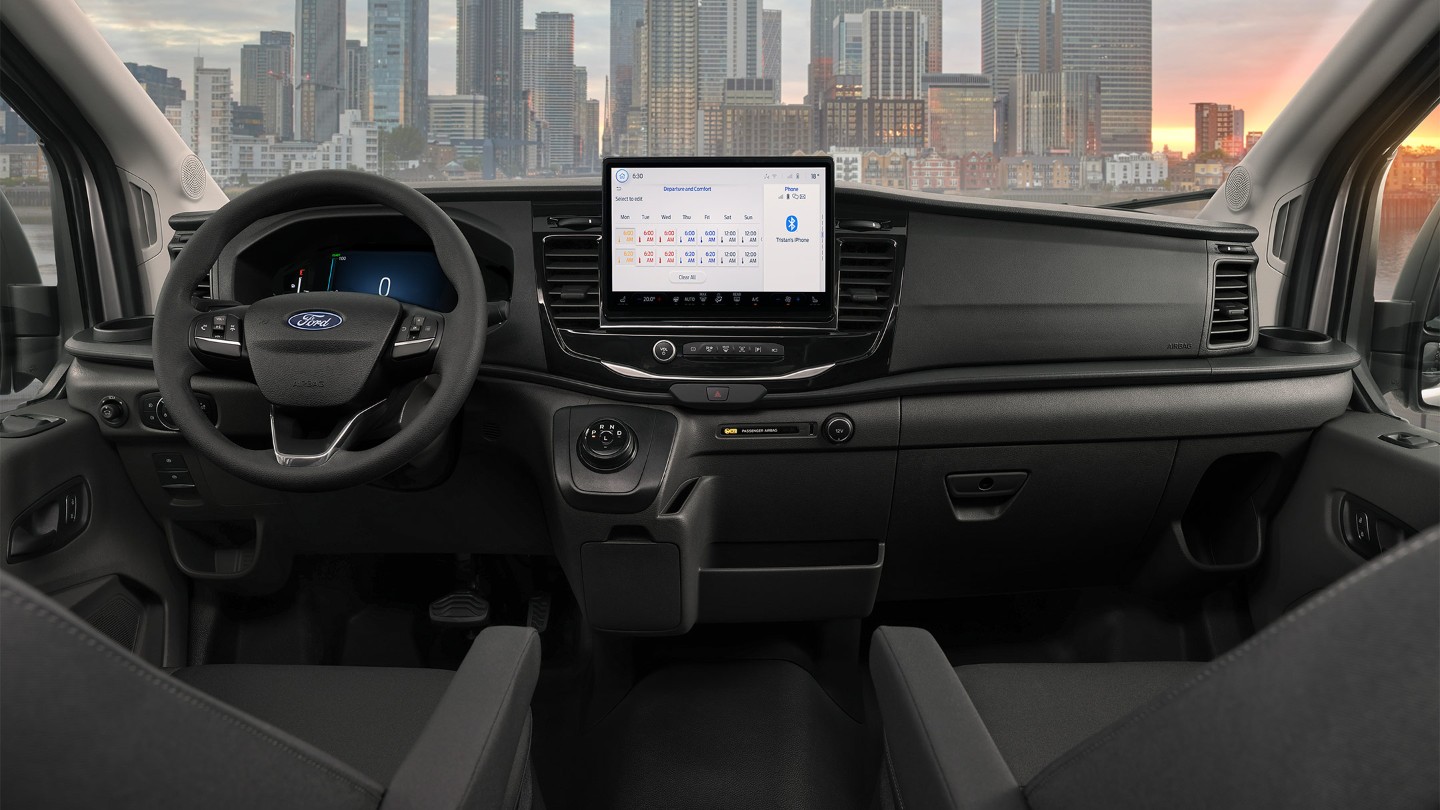 Vista degli interni con display multifunzione da 12" sul Ford E-Transit