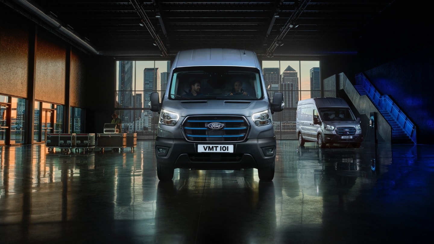 Vista frontale del Ford E-Transit furgone cabinato color argento