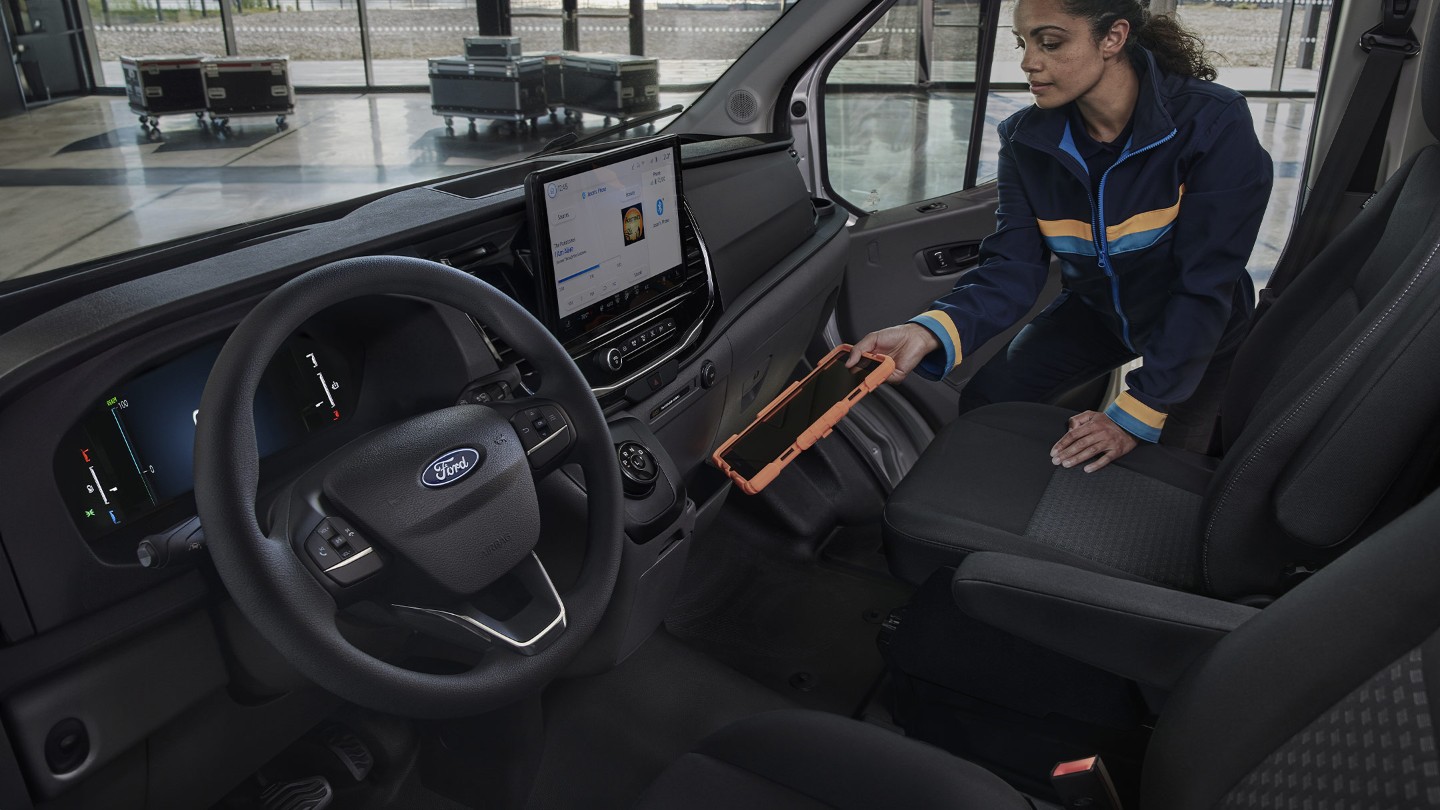 Vista degli interni con vano portaoggetti sul lato passeggero del Ford E-Transit