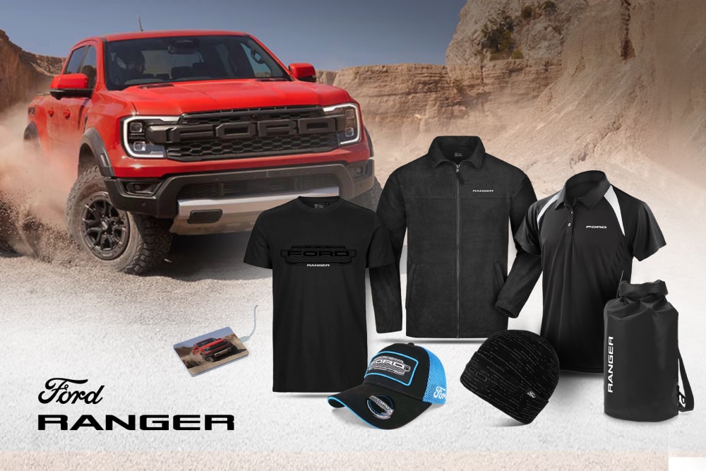Collezione Ford Ranger: maglietta, giacca, polo, cappellino, berretto, borsa impermeabile neri, con Ranger rosso sullo sfondo. 
