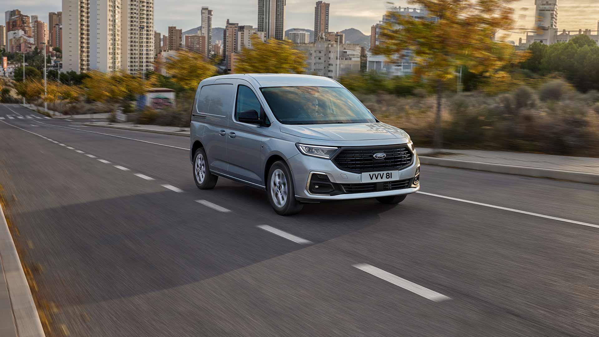 Ford Transit Connect che circola in città, con i fendinebbia esterni cromati e i fari automatici.