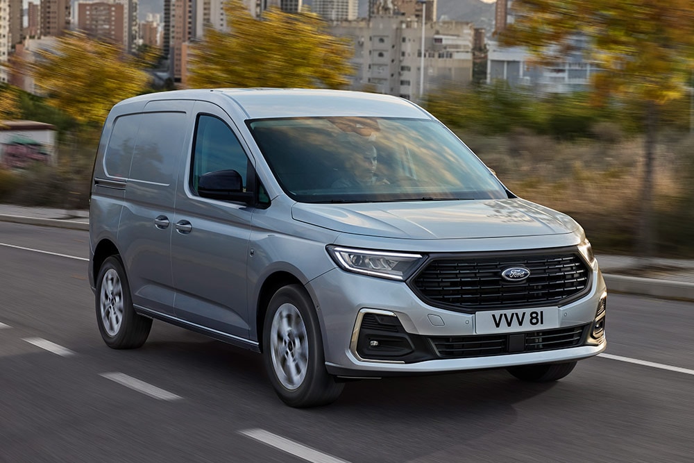 Ford Transit Connect che circola in città, con i fendinebbia esterni cromati e i fari automatici.