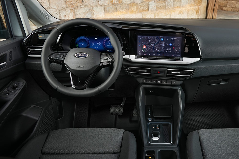 Interni di Ford Transit Connect con volante e il quadro strumenti digitale da 10 pollici.