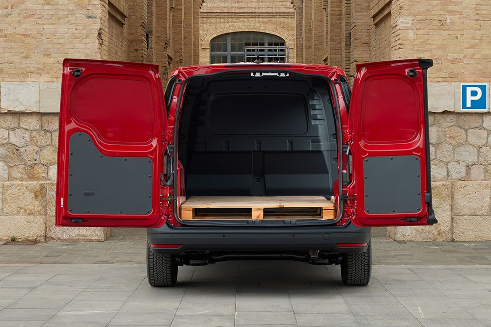 Vista posteriore del Ford Transit Connect, con porte posteriori aperte e carico di materiali da costruzione.