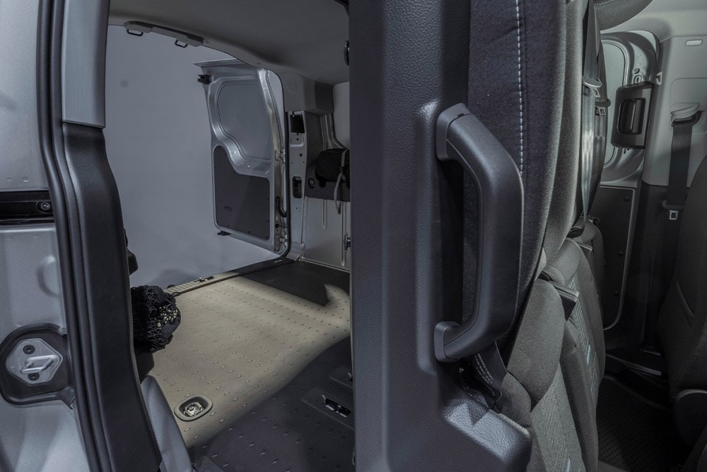  Interni di un Ford Transit Connect FlexCab con sedili posteriori ripiegati e vano di carico vuoto.