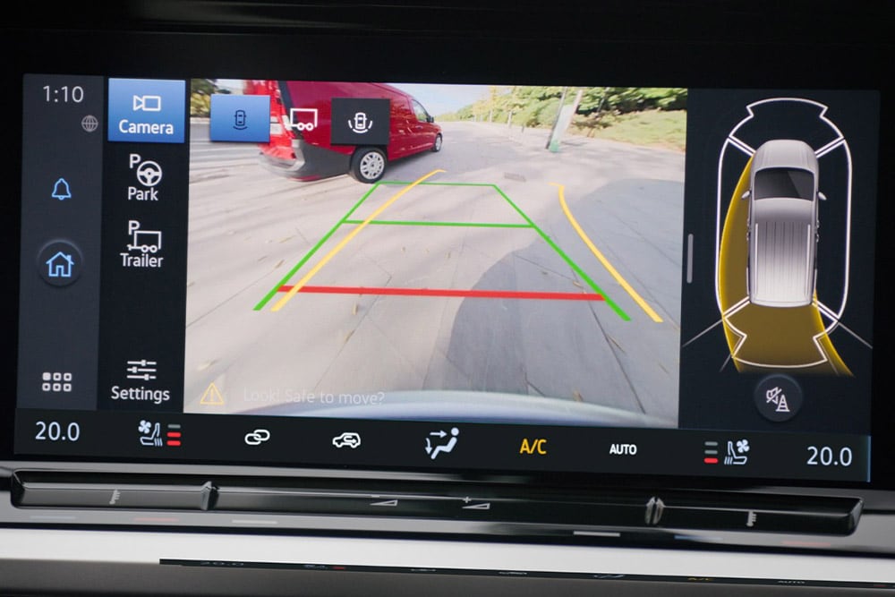 Touchscreen a colori da 10 pollici che mostra la telecamera posteriore e la tecnologia Pro Trailer Backup Assist in uso.