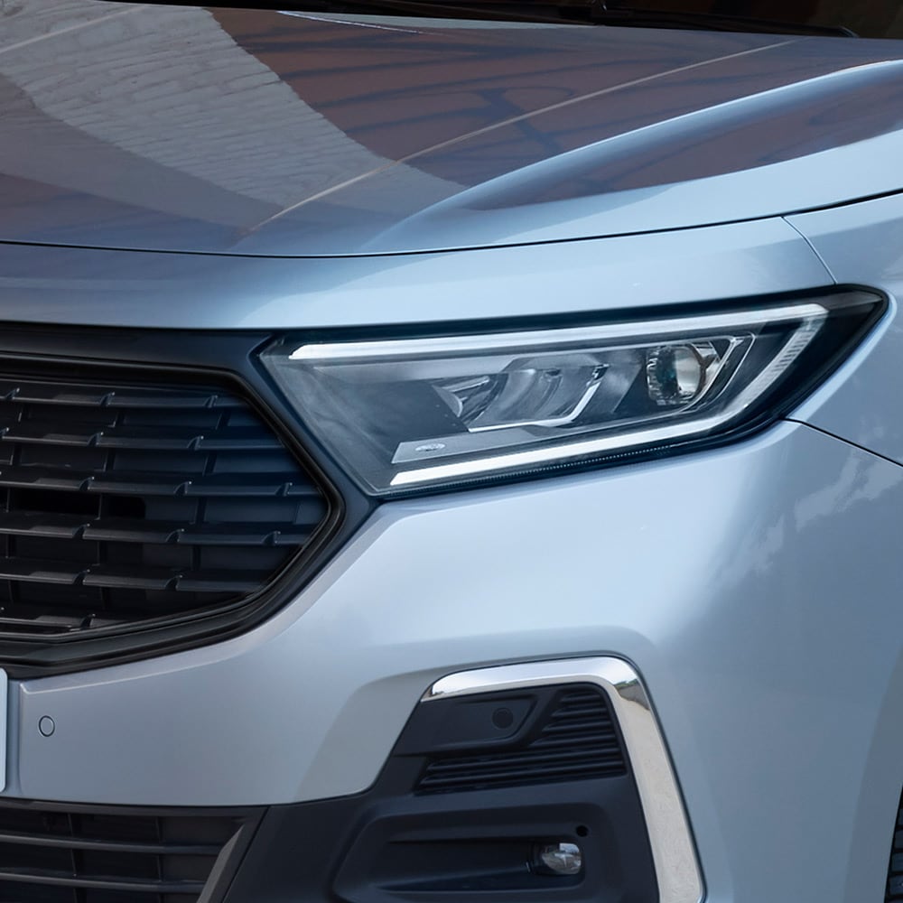 Ford Transit Connect in Frost Silver con fari automatici ed elegante griglia anteriore.