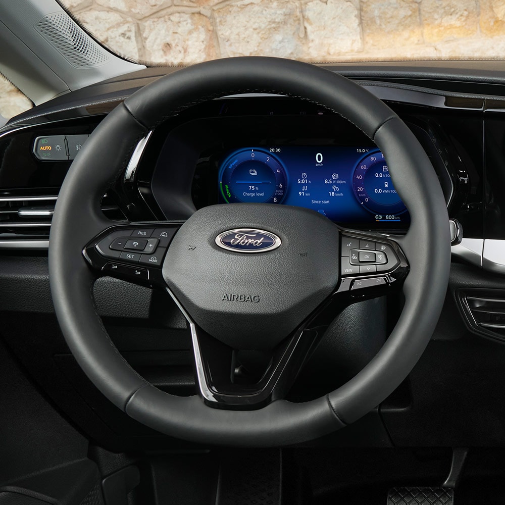 Interni di Ford Transit Connect con volante e il quadro strumenti digitale da 10 pollici.