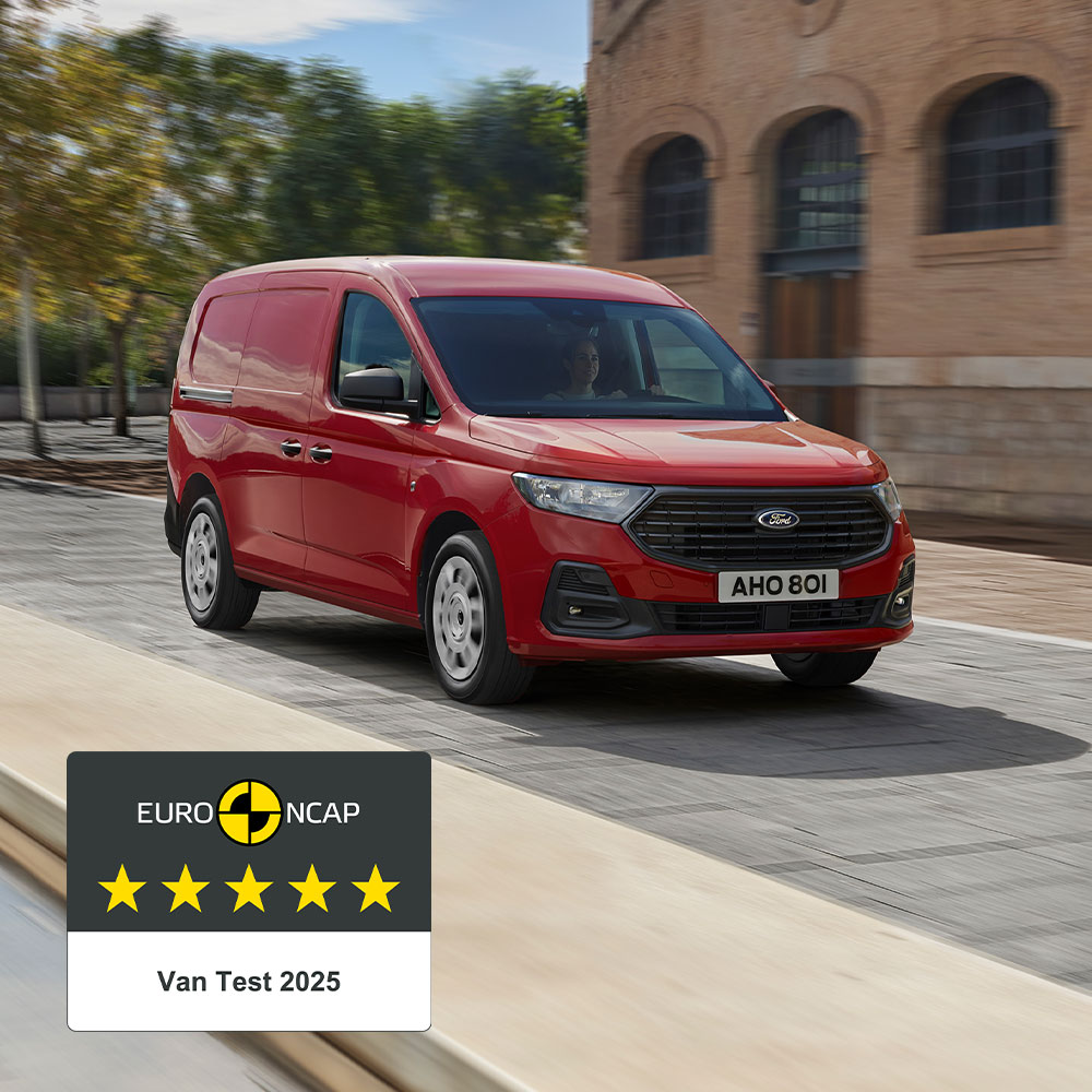 Ford Transit Connect Trend in Lava Red, con griglia anteriore e fari automatici.