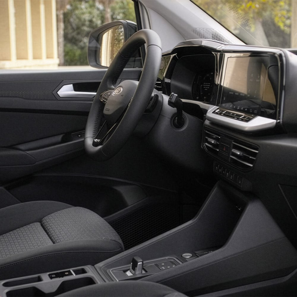  Interni di Ford Transit Connect con sedile del conducente, volante, cruscotto e touchscreen da 10 pollici.