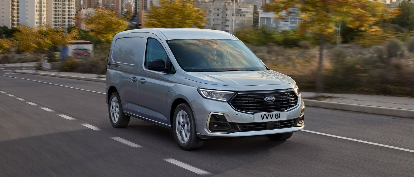 Un Ford Transit Connect color Stardust Silver in marcia su strada.