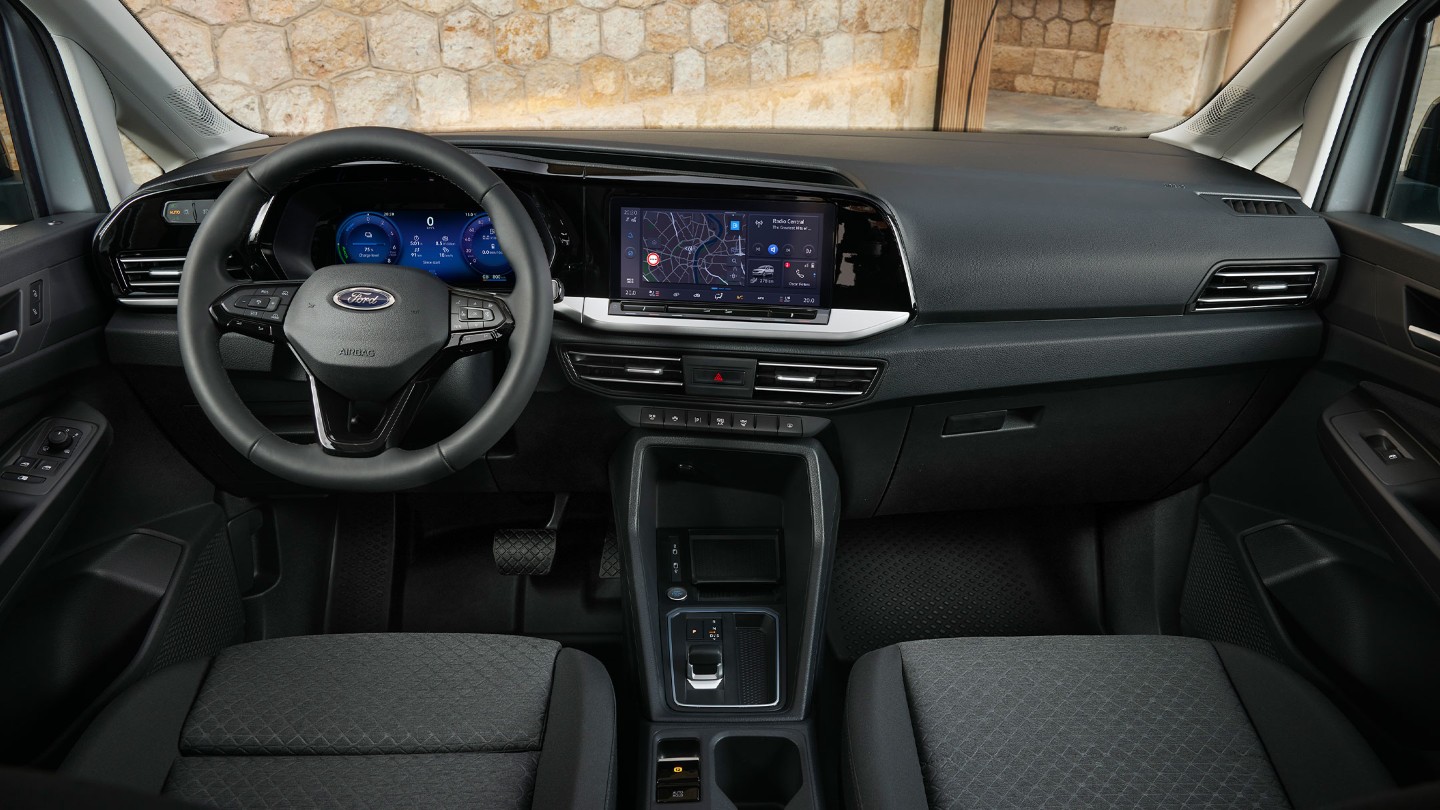 Parte anteriore dell’abitacolo del Ford Transit Connect con volante, quadro strumenti digitale e touchscreen da 10 pollici.