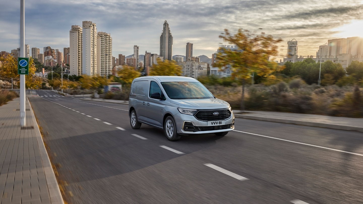 Un Ford Transit Connect color Stardust Silver in marcia su strada.