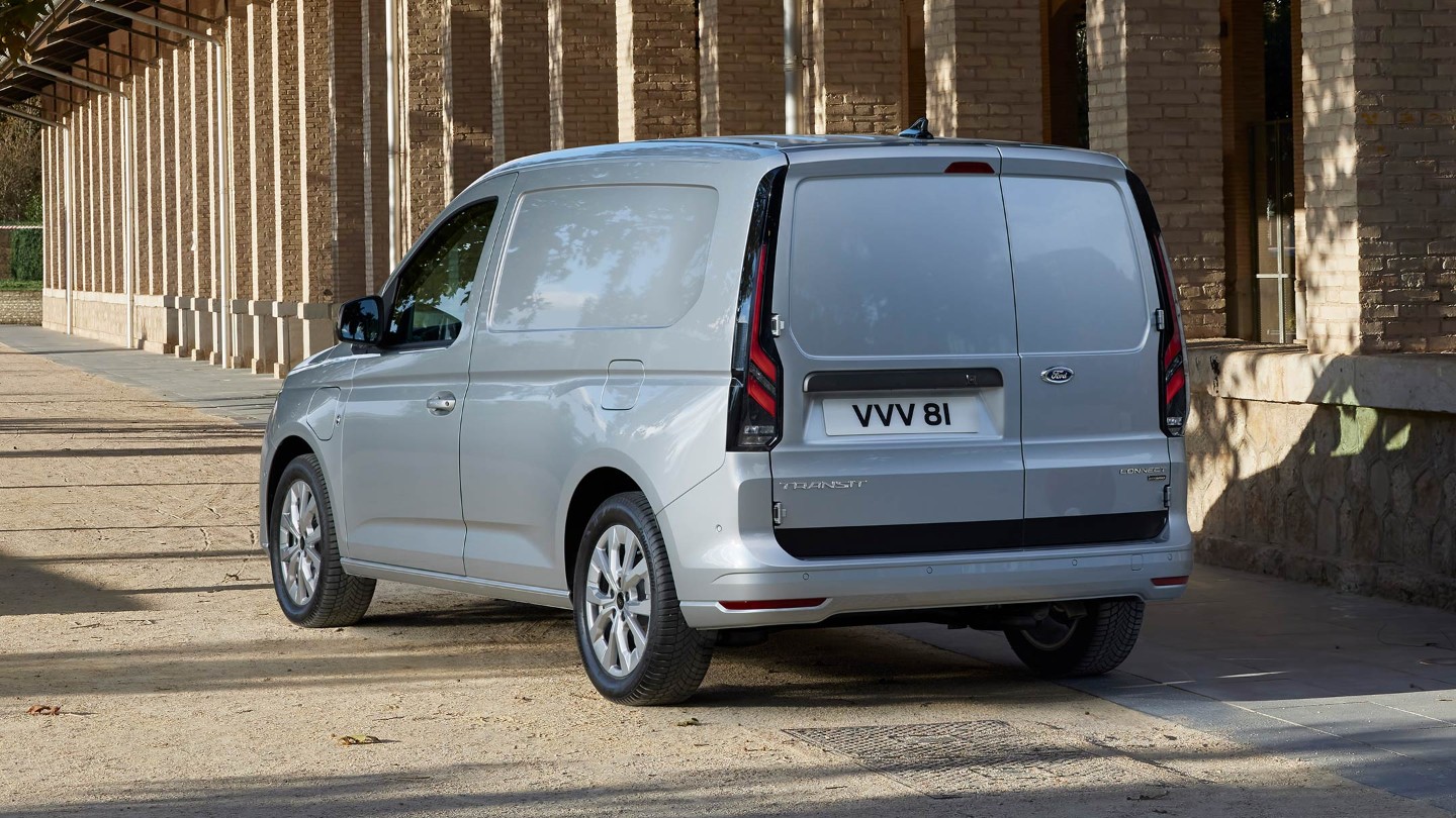 Vista posteriore del Ford Transit Connect color Stardust Silver.