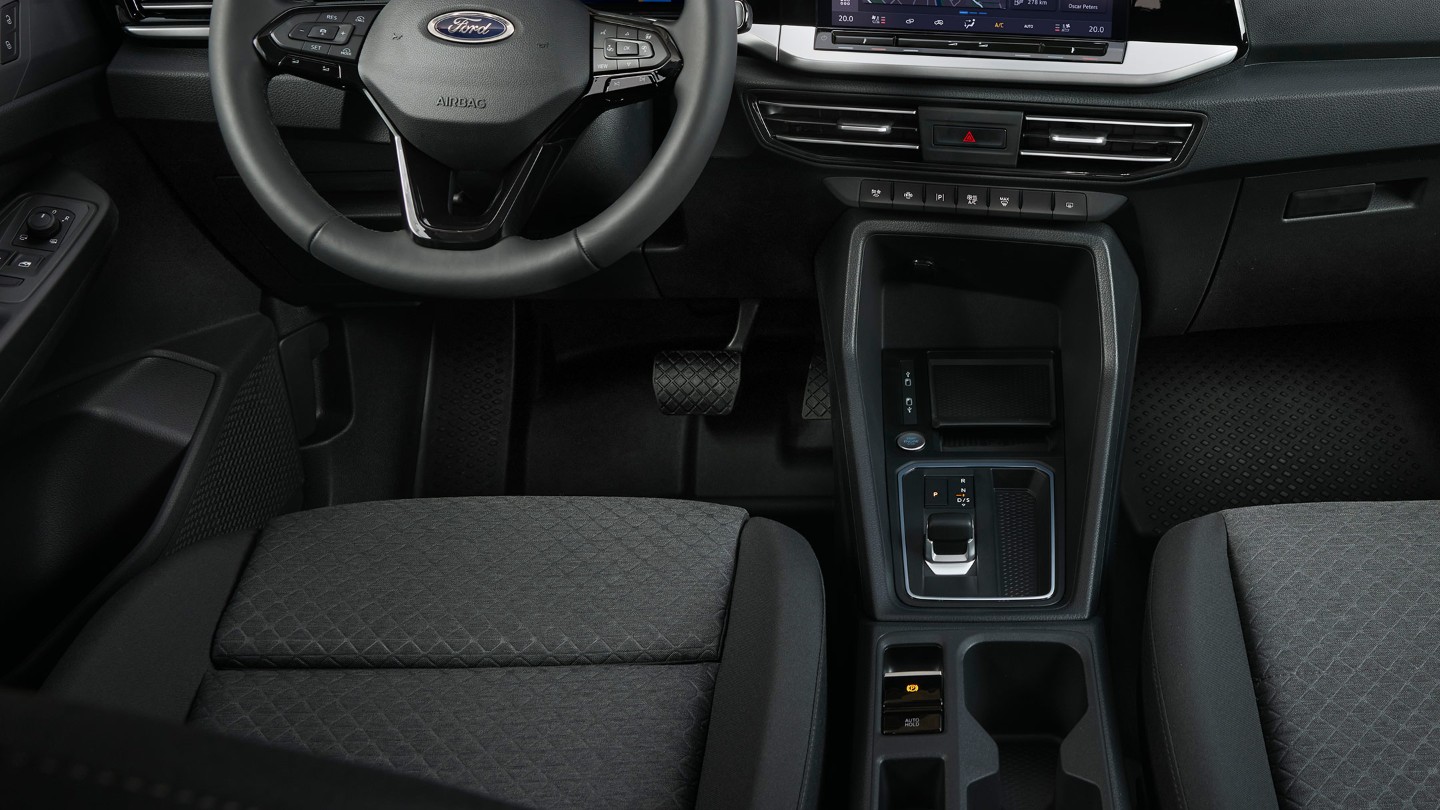 Pedali e consolle centrale del Ford Transit Connect.