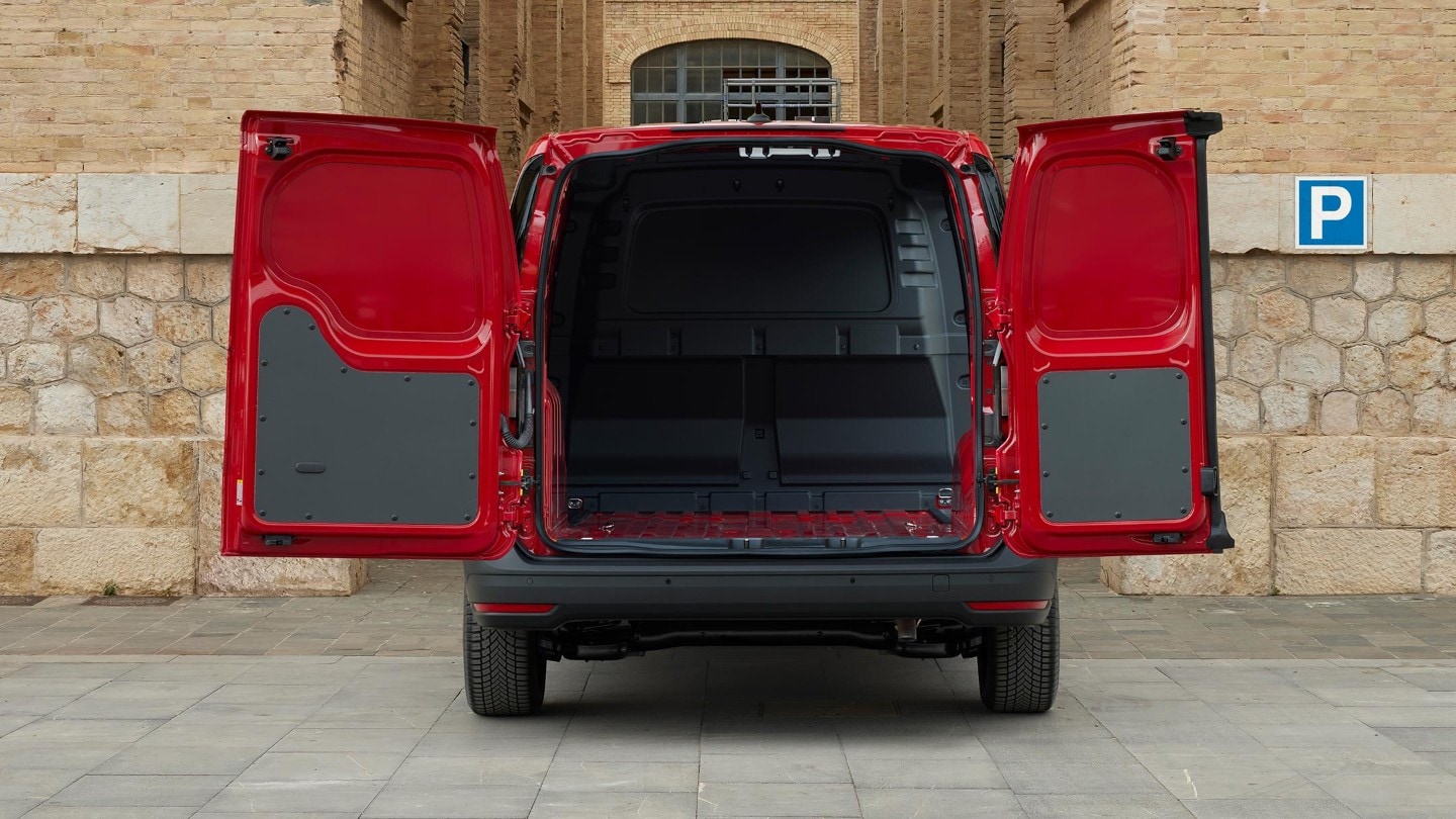 Attraverso i portelli aperti è visibile la paratia di un Ford Transit Connect color Maple Red.
