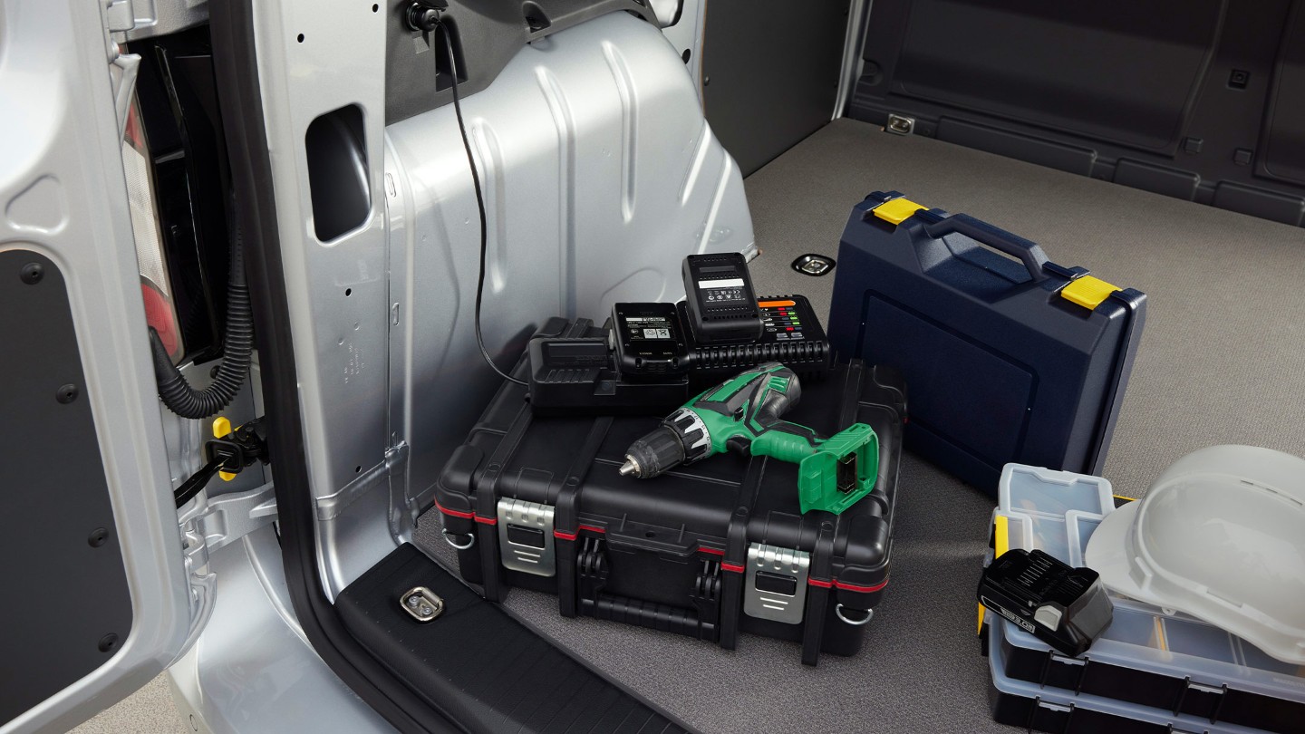 Un trapano è collegato a una presa da 12 V presente nel vano di carico del Ford Transit Connect.