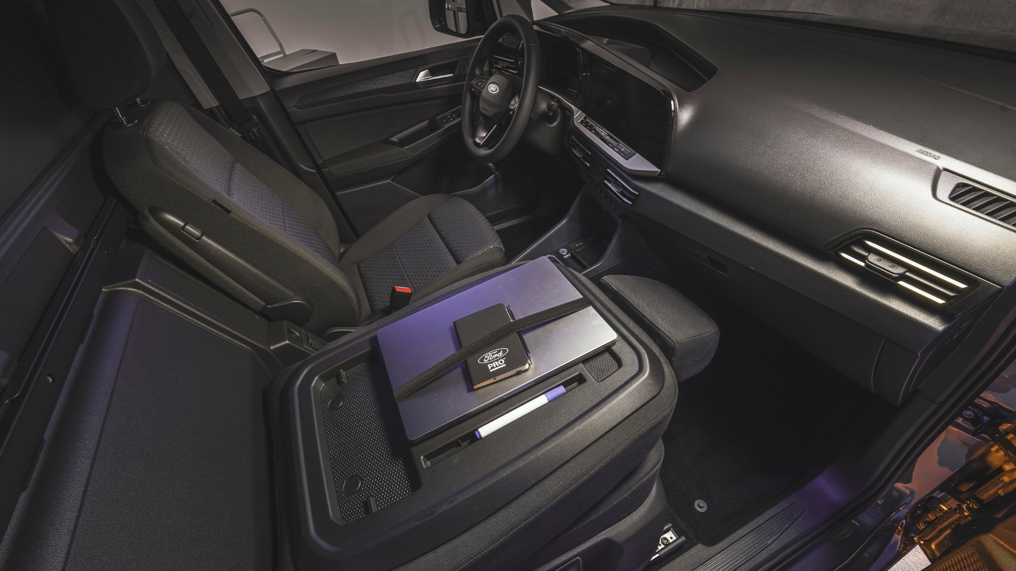 Un computer portatile e un blocco note Ford Pro sono appoggiati sul piano di lavoro del Ford Transit Connect.