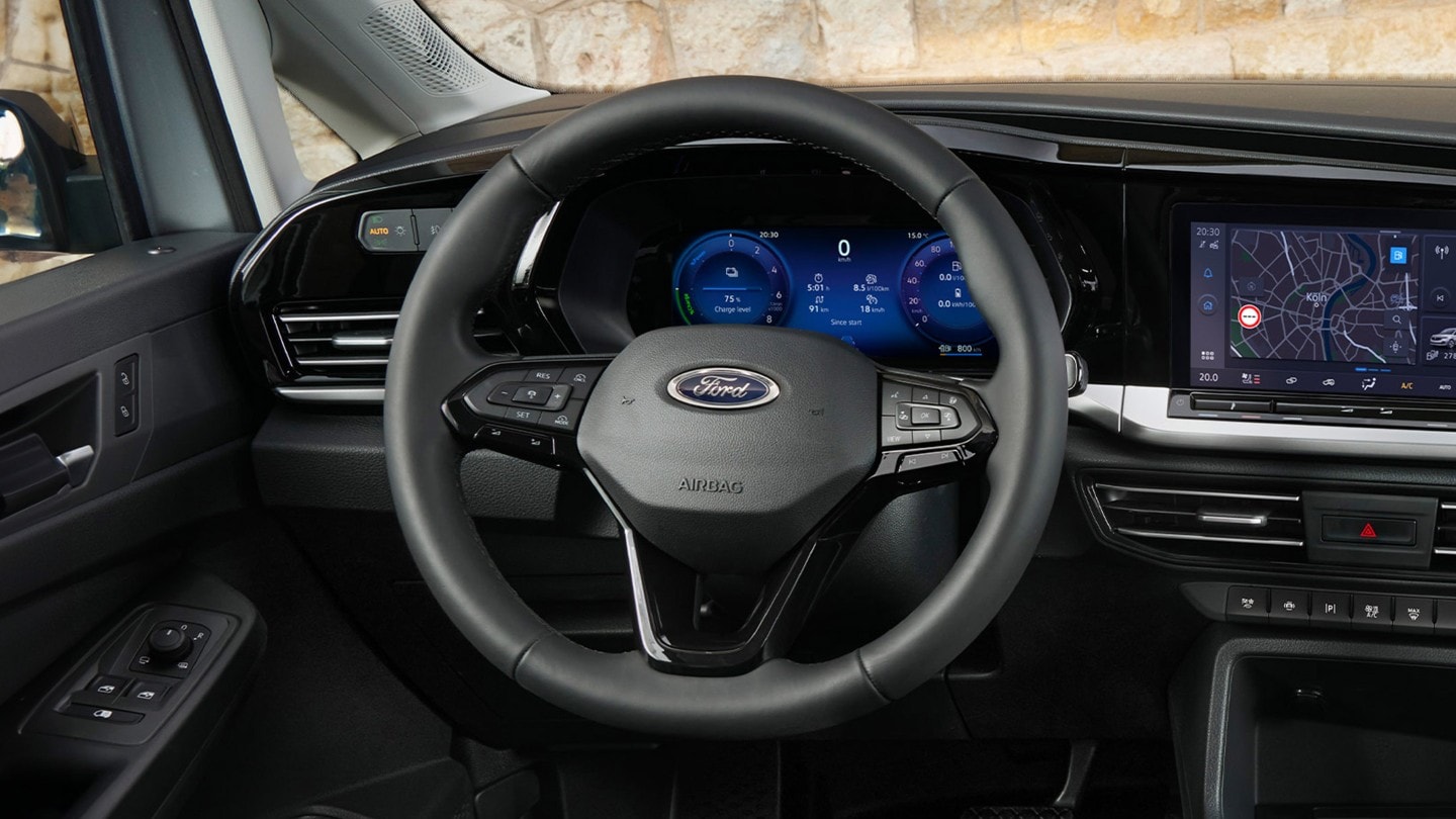 Vista conducente del Ford Transit Connect con volante riscaldabile, quadro strumenti digitale e touchscreen da 10 pollici.