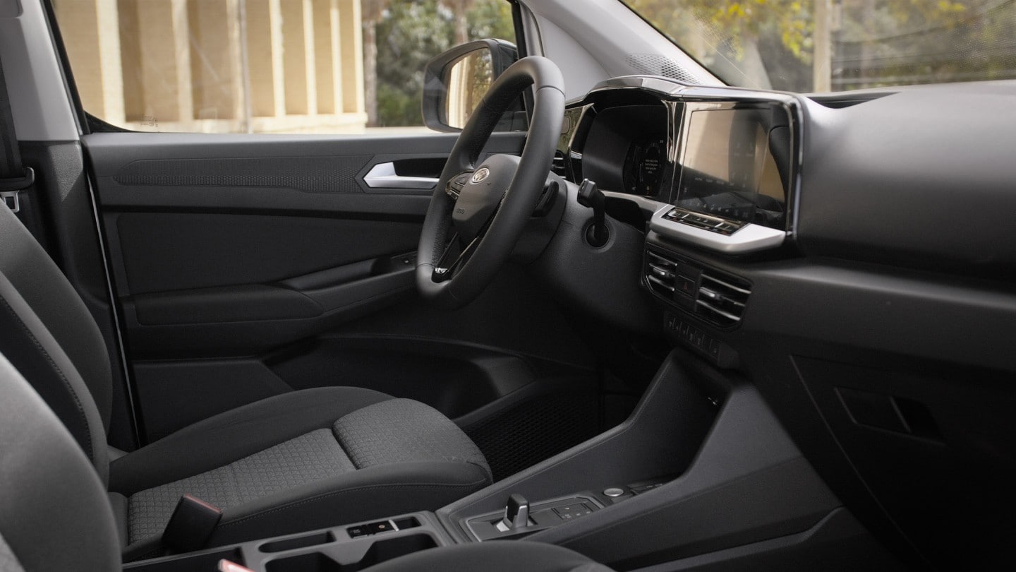 Sedile conducente del Ford Transit Connect con volante e touchscreen da 10 pollici.