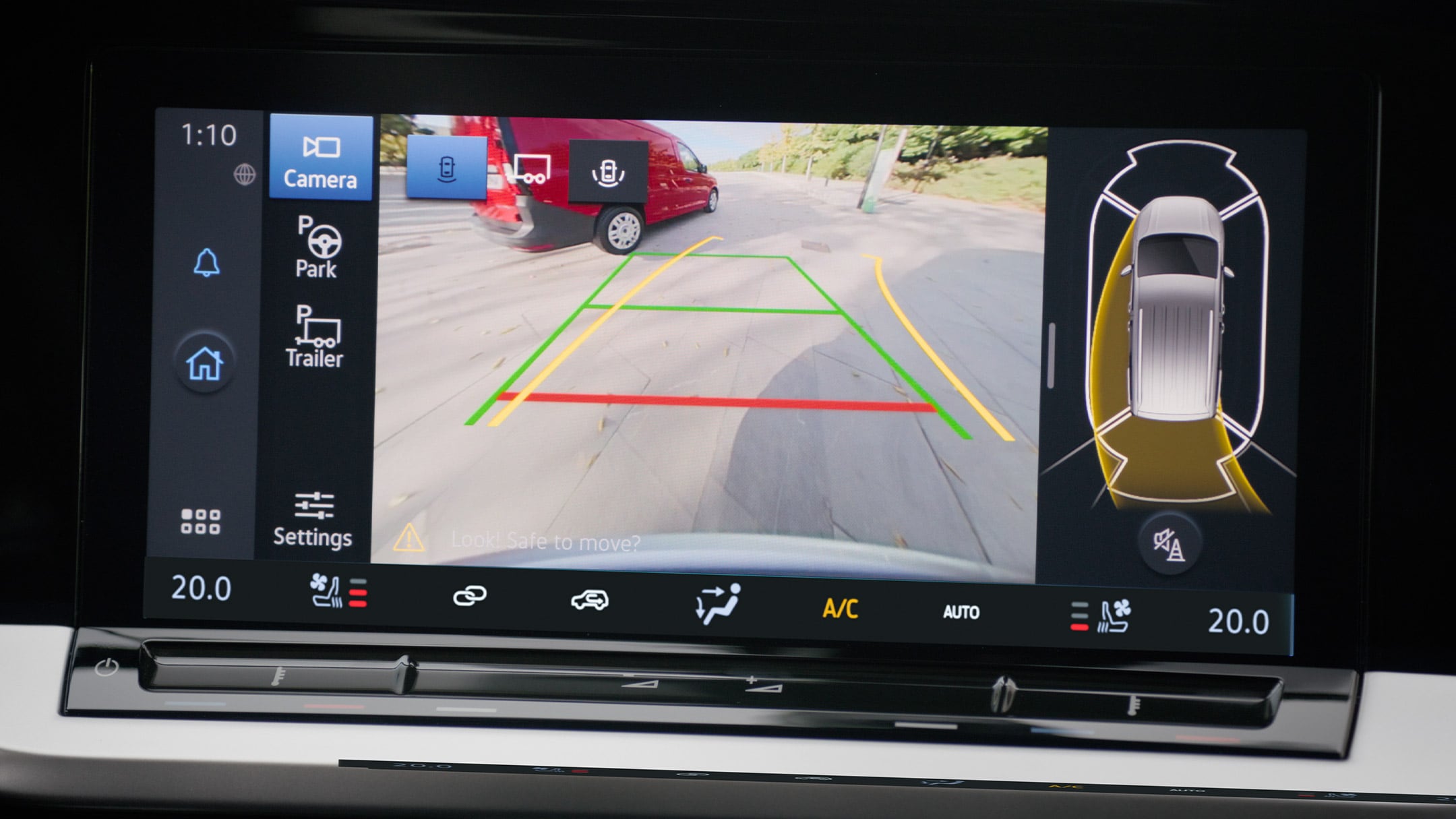 Il touchscreen a colori da 10 pollici mostra l’impiego della telecamera di retromarcia e del sistema Pro Trailer Backup Assist.