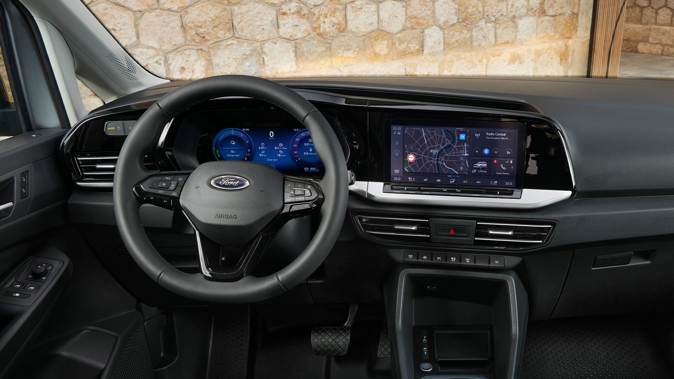 Parte anteriore dell’abitacolo del Ford Transit Connect con volante, quadro strumenti digitale e touchscreen da 10 pollici.