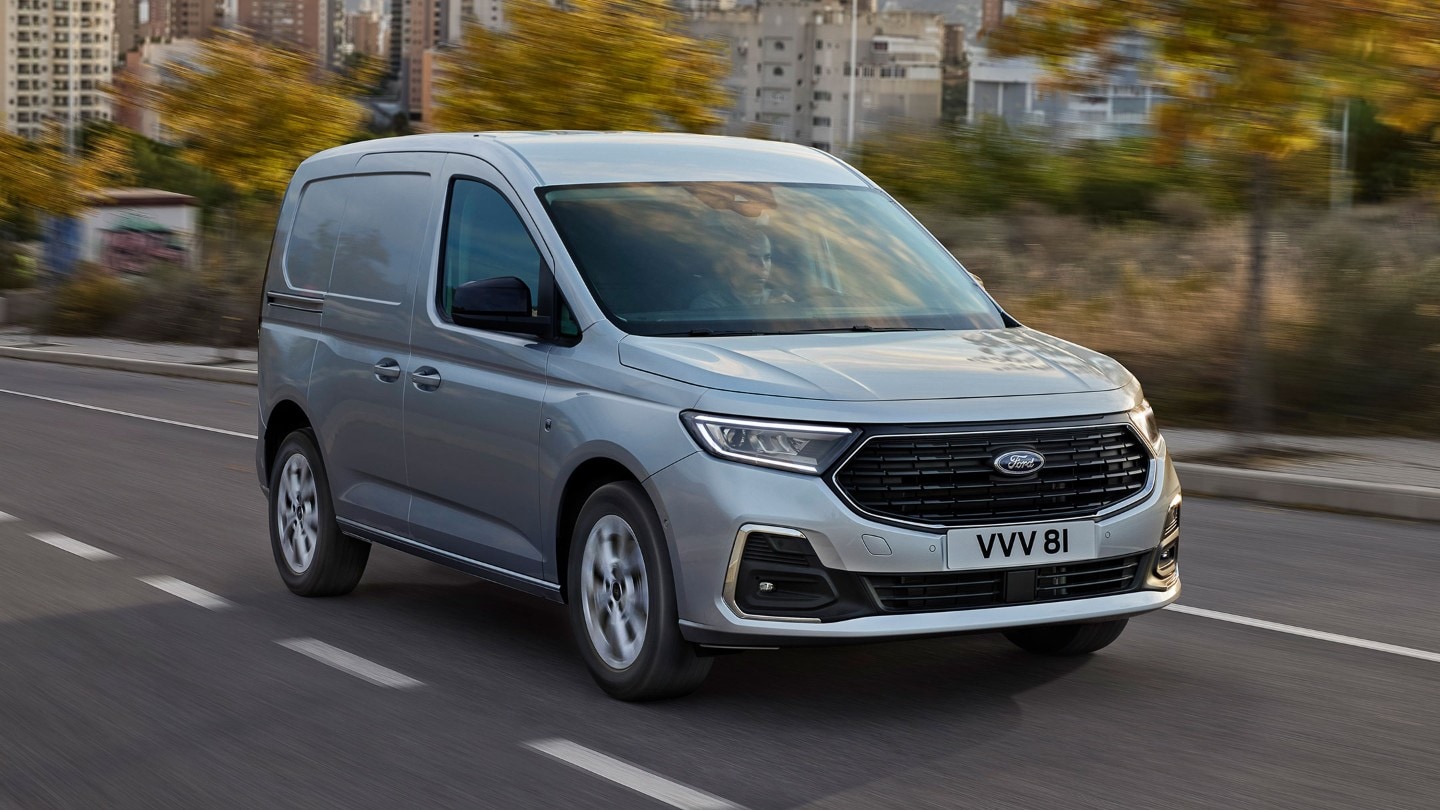 Un Ford Transit Connect Limited color Stardust Silver con modanature cromate e fari automatici in marcia su strada.