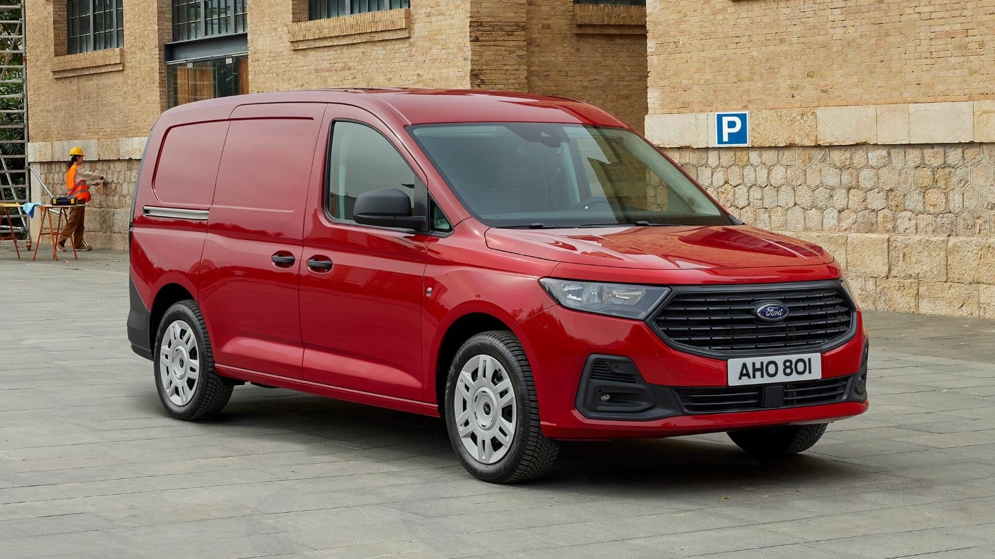 Ford Transit Connect Trend color Maple Red con calandra e fari automatici.