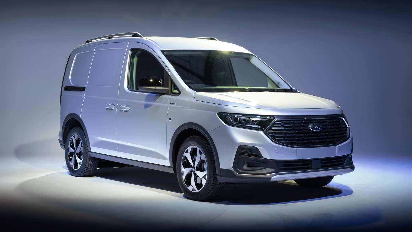 Ford Transit Connect Active color Stardust Silver con paraurti in design Active, protezione sottoscocca e fari a LED.