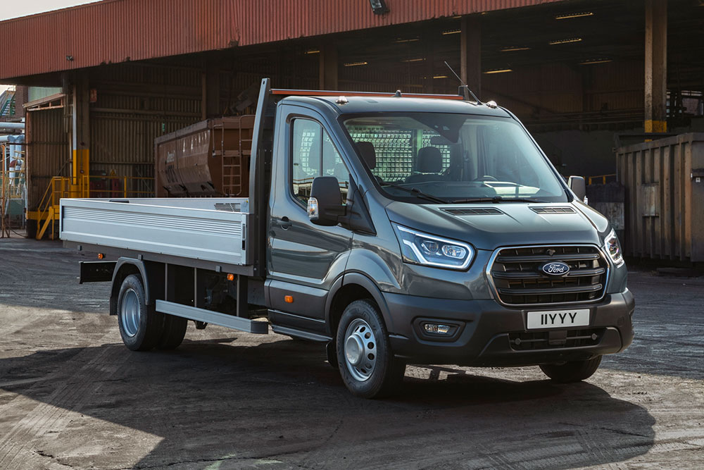 Telaio cabina Ford Transit Chassis  parcheggiato in una zona industriale.
