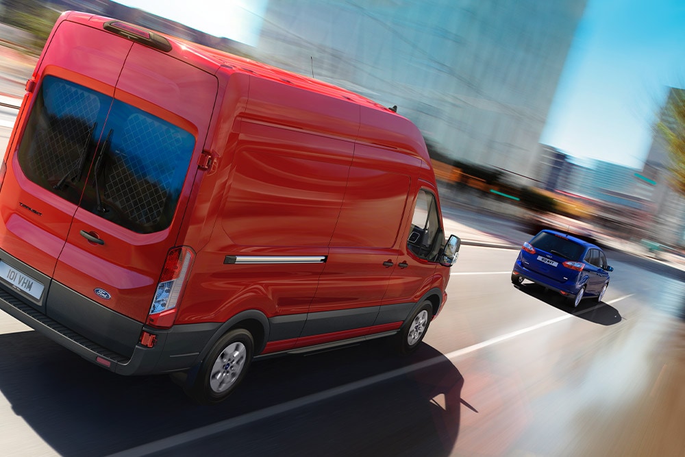 Furgone Ford Transit versione rossa che percorre una strada.