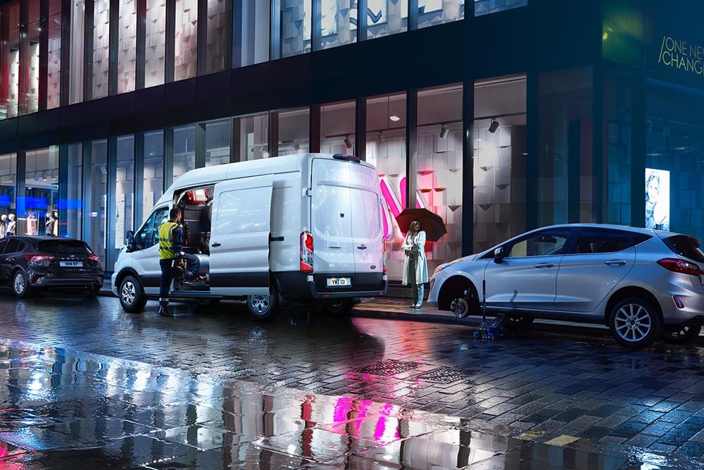 Un furgone di soccorso Ford Transit parcheggiato in città di sera.