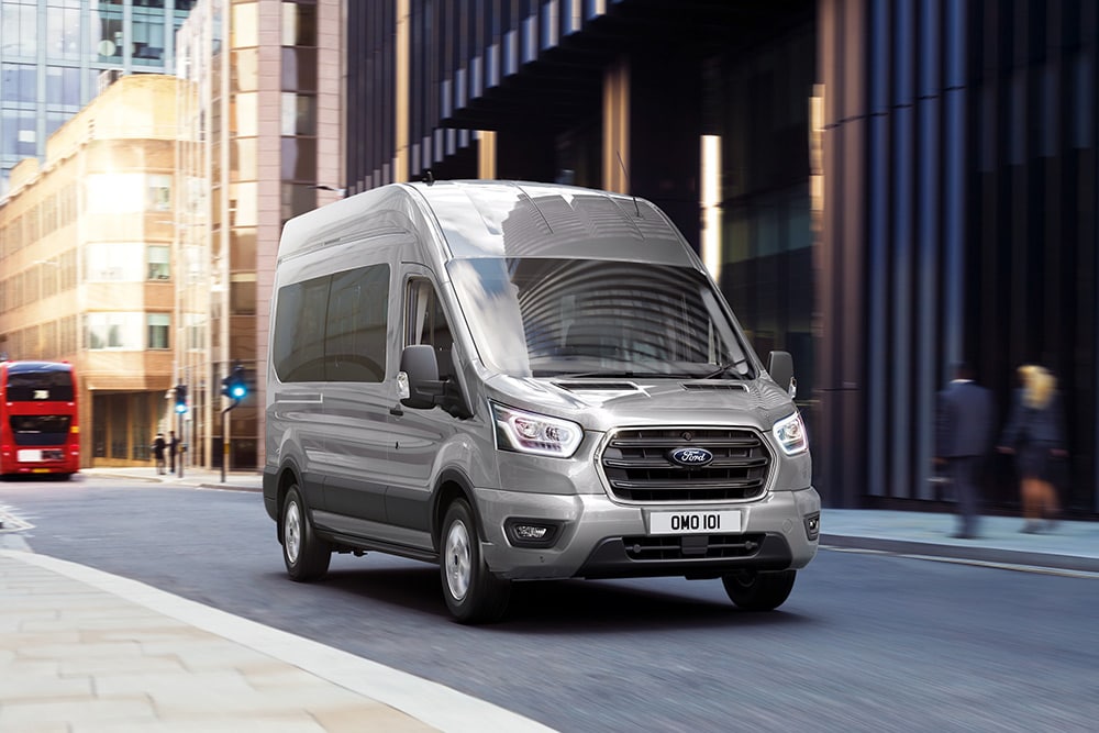 Furgone Ford Transit che attraversa una città.