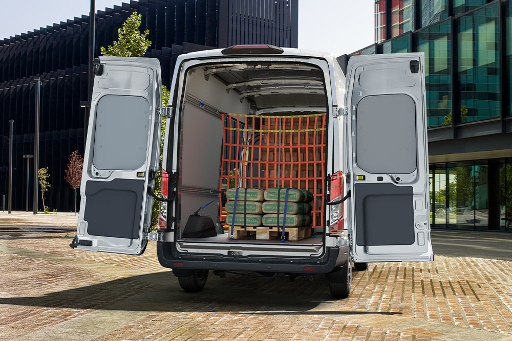 Ford Transit a doppia cabina con le porte posteriori aperte e carico all'interno.