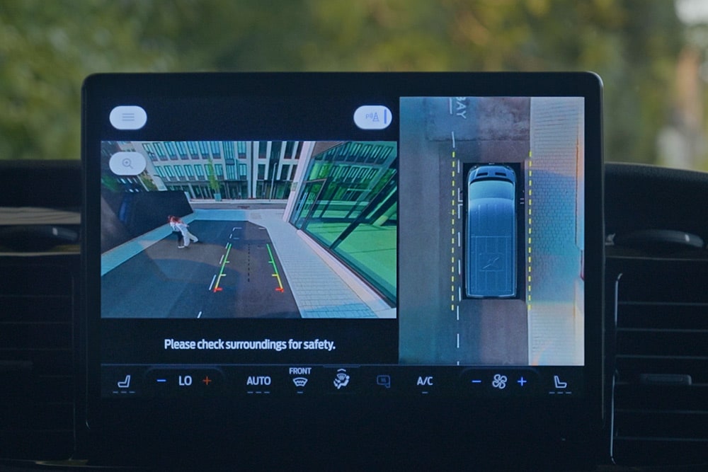 Schermata SYNC 4 che mostra la visualizzazione della telecamera a 360°. 