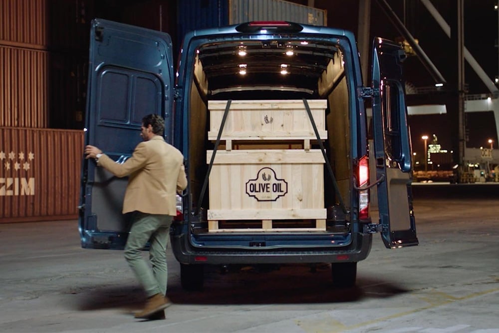 Ford Transit Van con portiere posteriori aperte, carico all'interno.