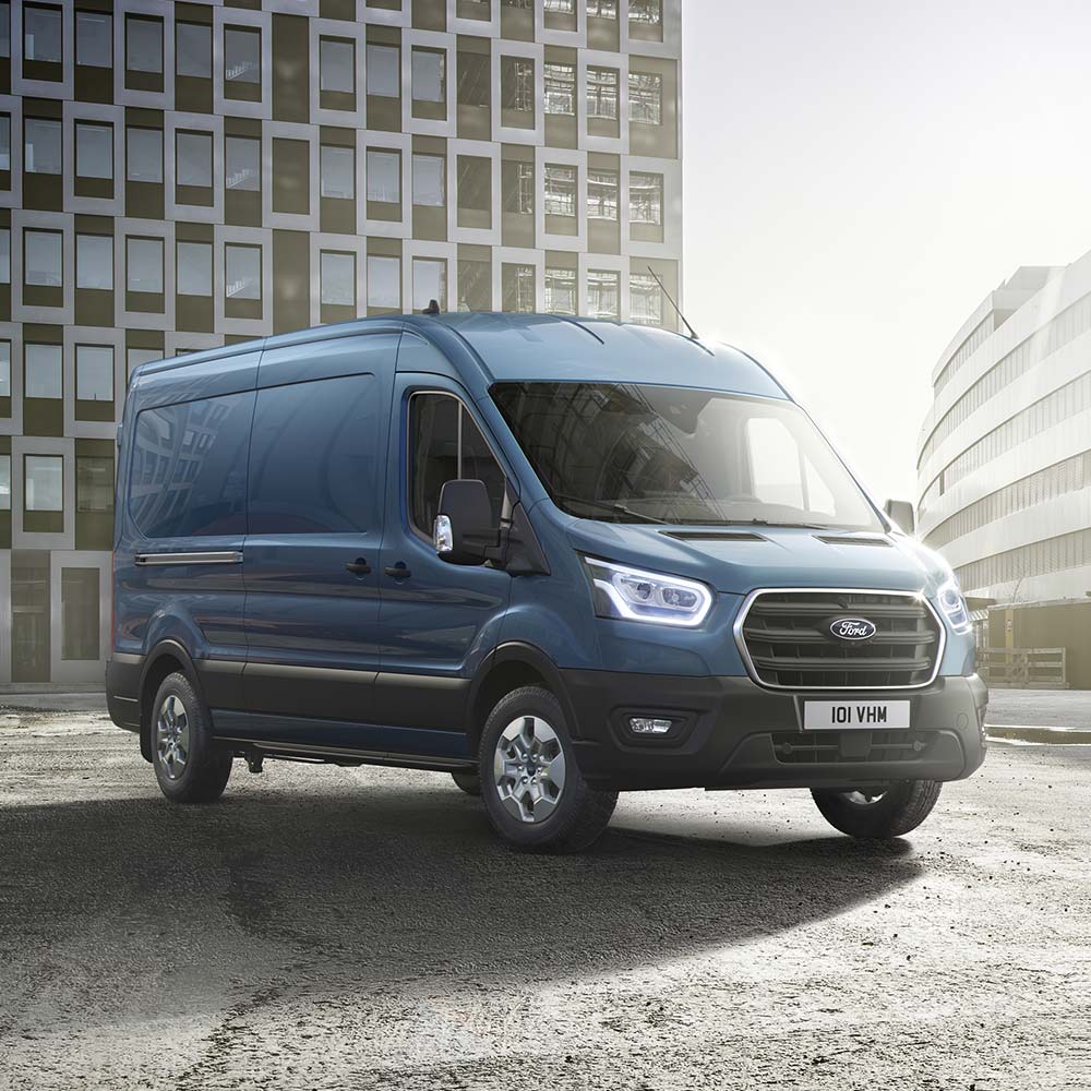 Vista frontale di un furgone Ford Transit blu.