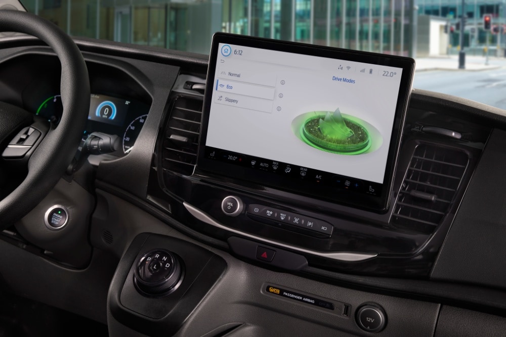 Cruscotto di un furgone Ford E-Transit con touchscreen che visualizza le modalità di guida.