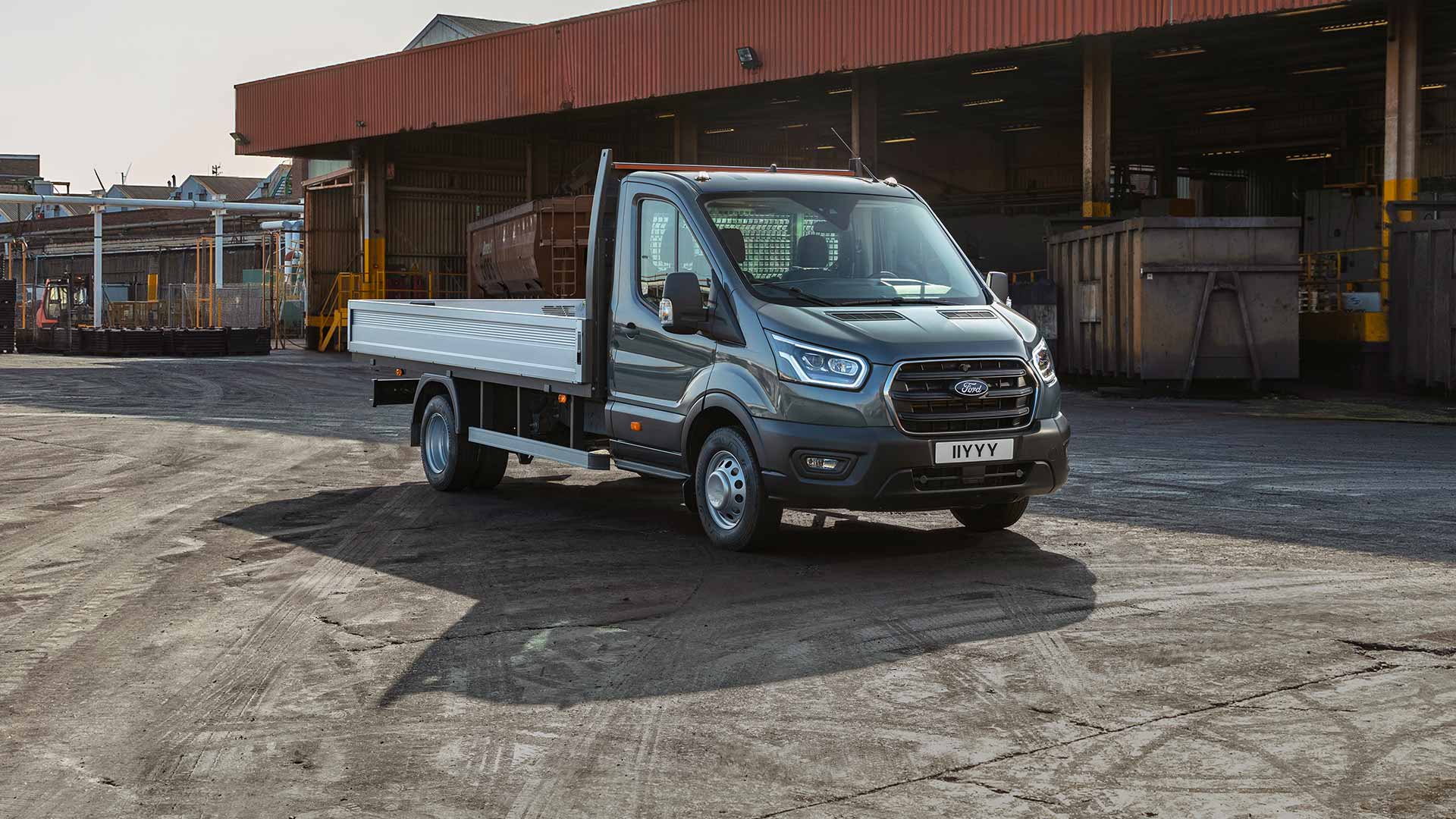 Ford Transit Chassis Cab  parcheggiato in una zona industriale.