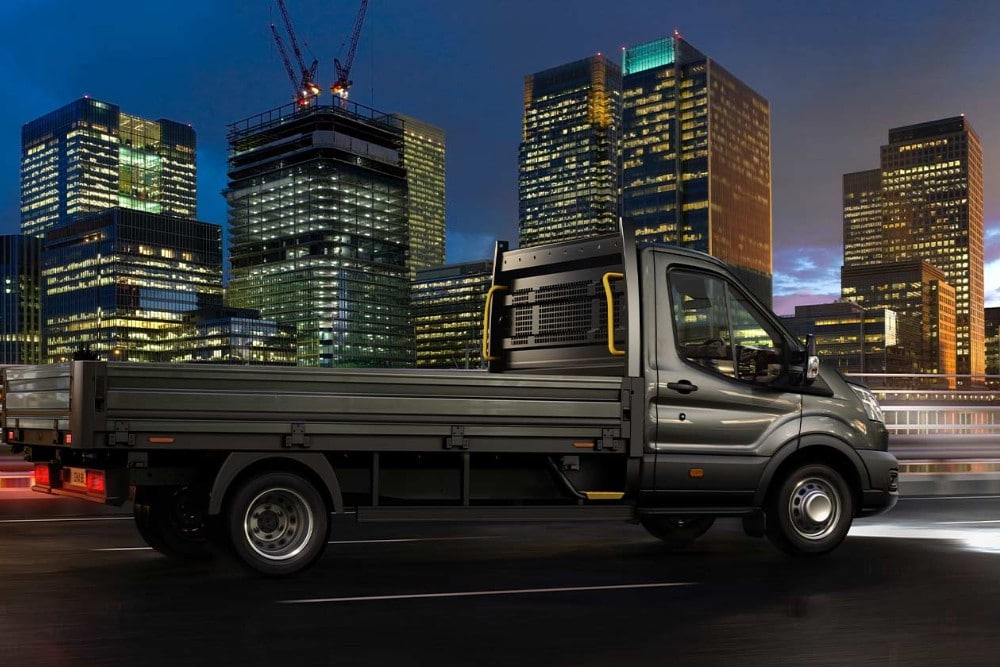 Ford Transit Chassis Cab su una strada cittadina di notte. 
