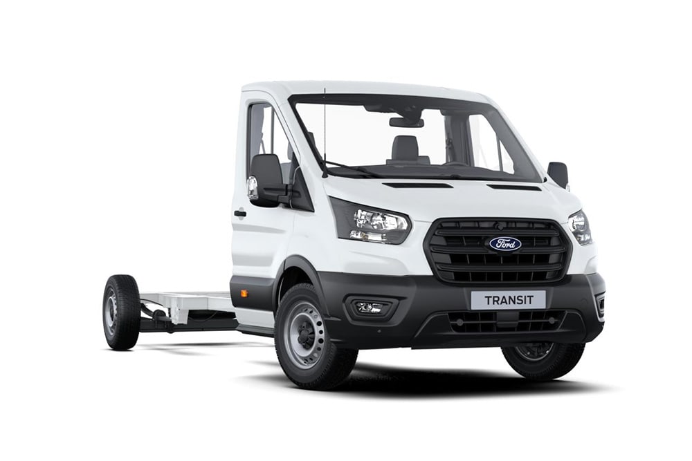 Furgone bianco Ford Transit Chassis Skeletal su sfondo bianco.