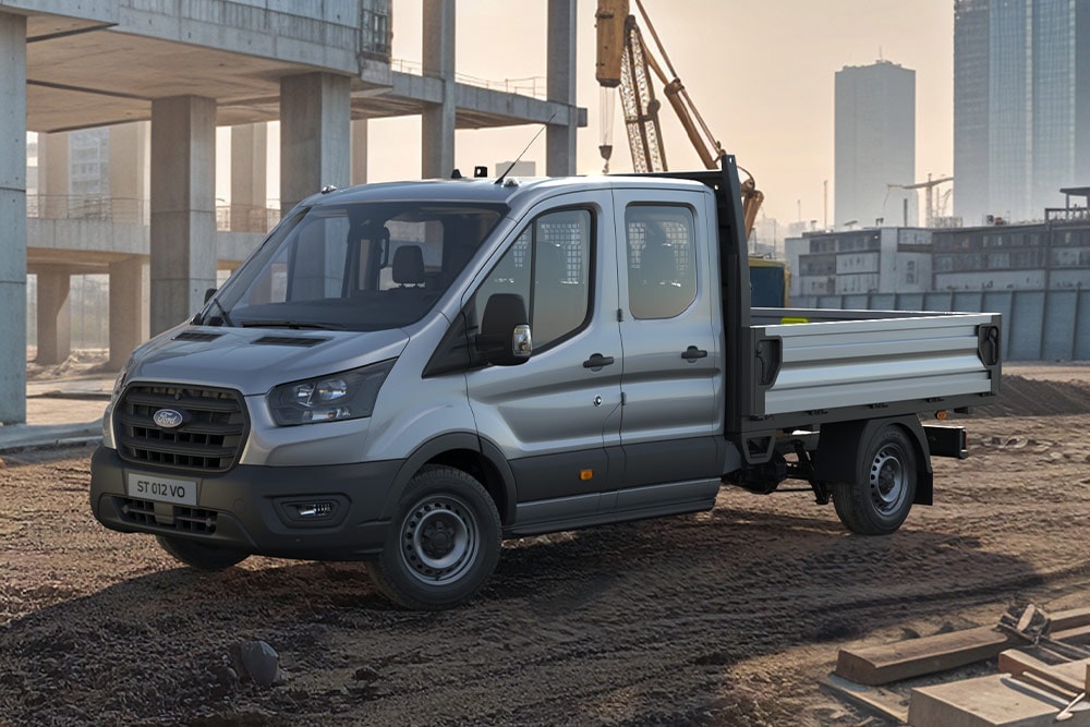 Ford Transit Chassis Cab  parcheggiato in una zona industriale. 