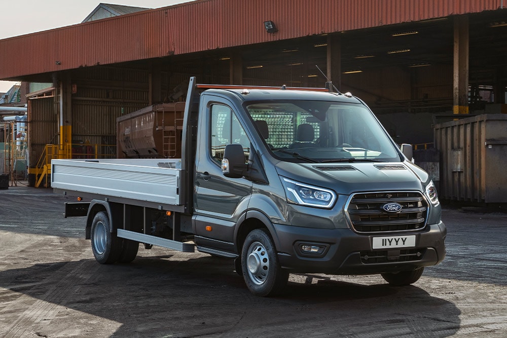 Ford Transit Chassis Cab  parcheggiato in una zona industriale. 