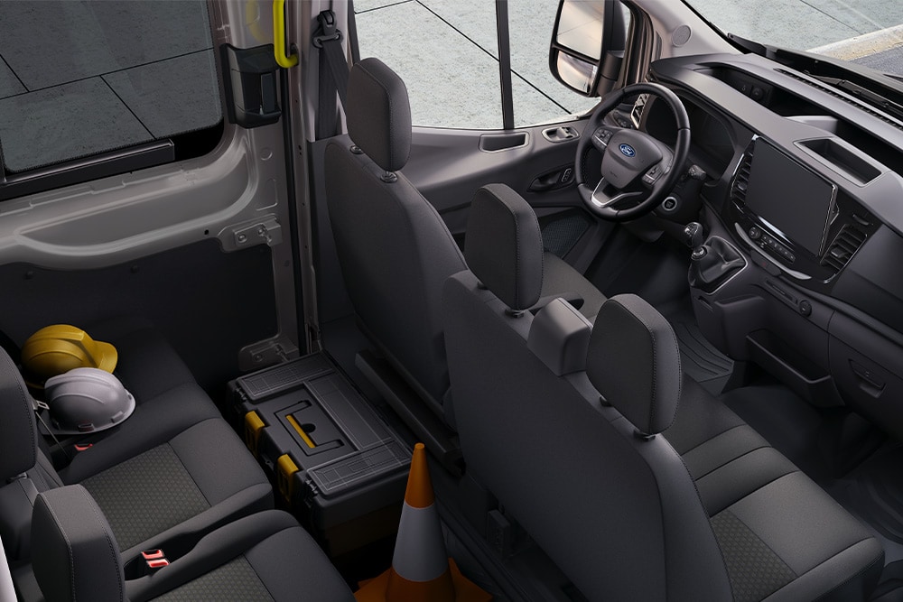 Interni di Ford Transit Double Cab con due file di sedili.