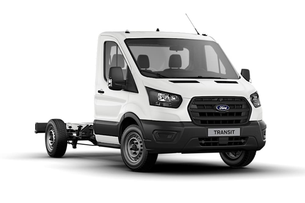 Furgone Ford Transit Chassis Single Cab Base bianco su sfondo bianco.