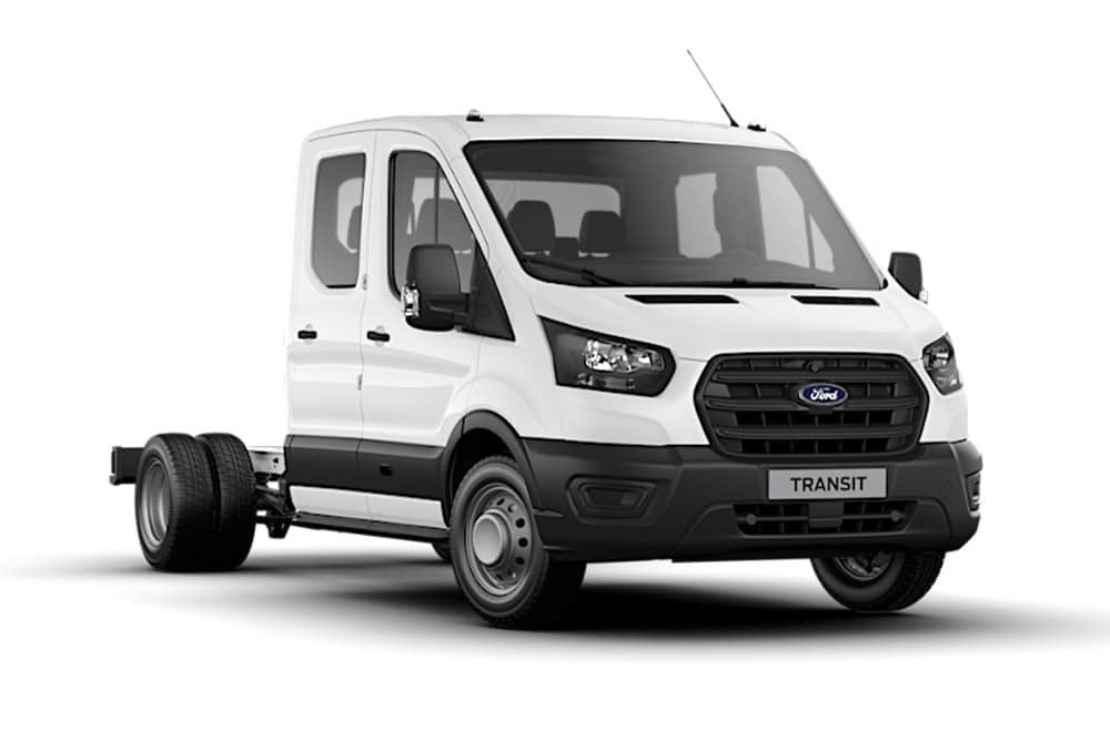 Furgone Ford Transit Chassis doppia cabina bianco su sfondo bianco.