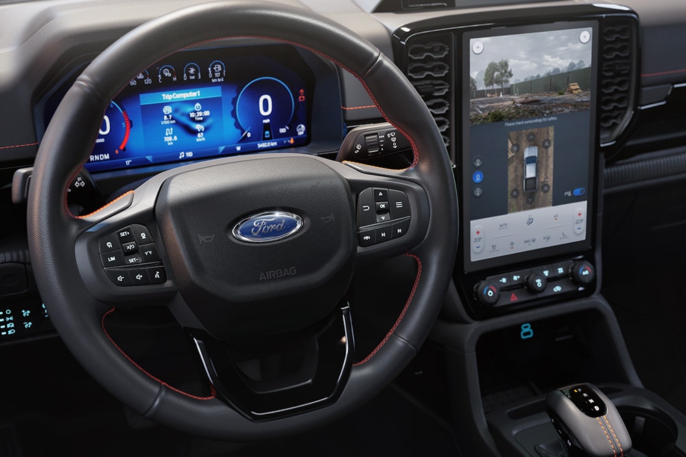 Vista interna di un Ford Ranger Wildtrak che mostra il volante, la console centrale SYNC™ 4 e il touchscreen da 12 pollici.