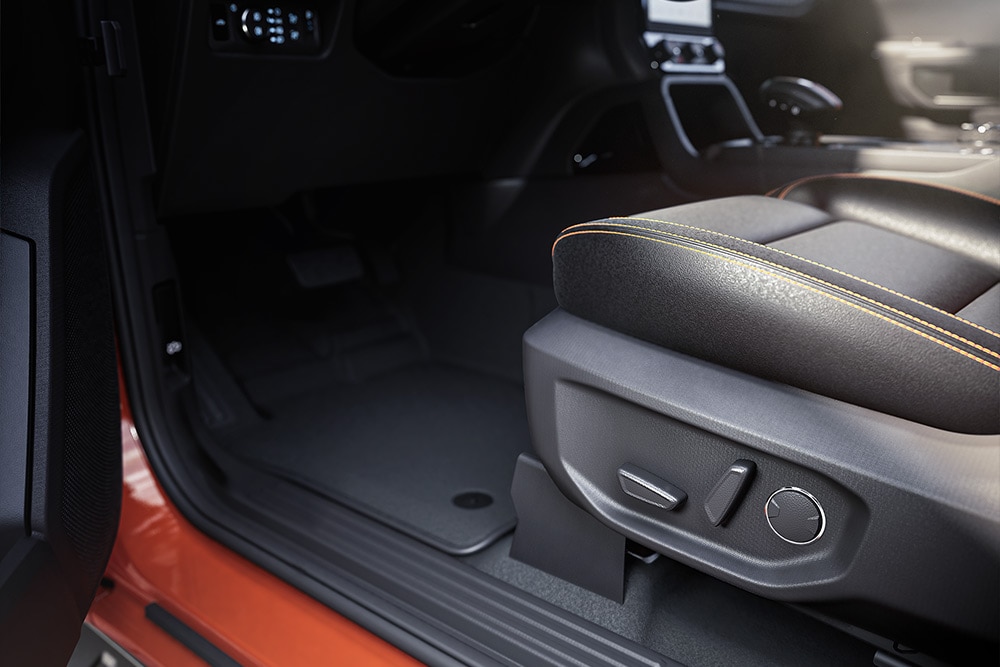 Vista ravvicinata dell’interno di un Ford Ranger, con particolare attenzione ai sedili anteriori.